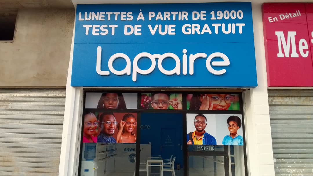Agence Lapaire Mbadon Côte d'Ivoire avec façade élégante et grande affiche commerciale