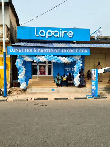 Magasin optique Lapaire Atakpame avec grandes baies vitrées et logo bien visible